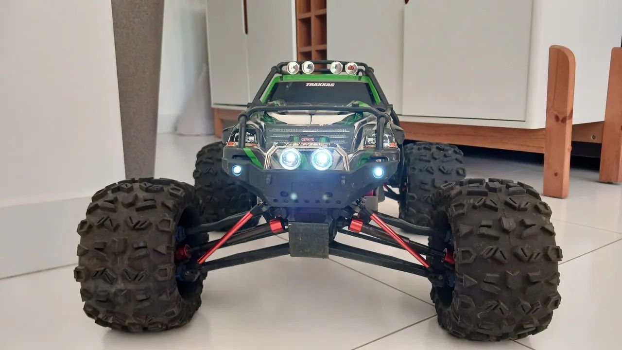 Automodelo traxxas summit Crawler