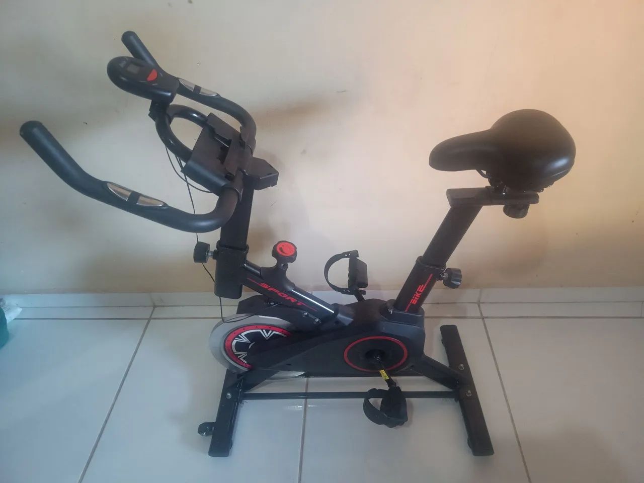 Bicicleta ergométrica pouquíssima usada. 