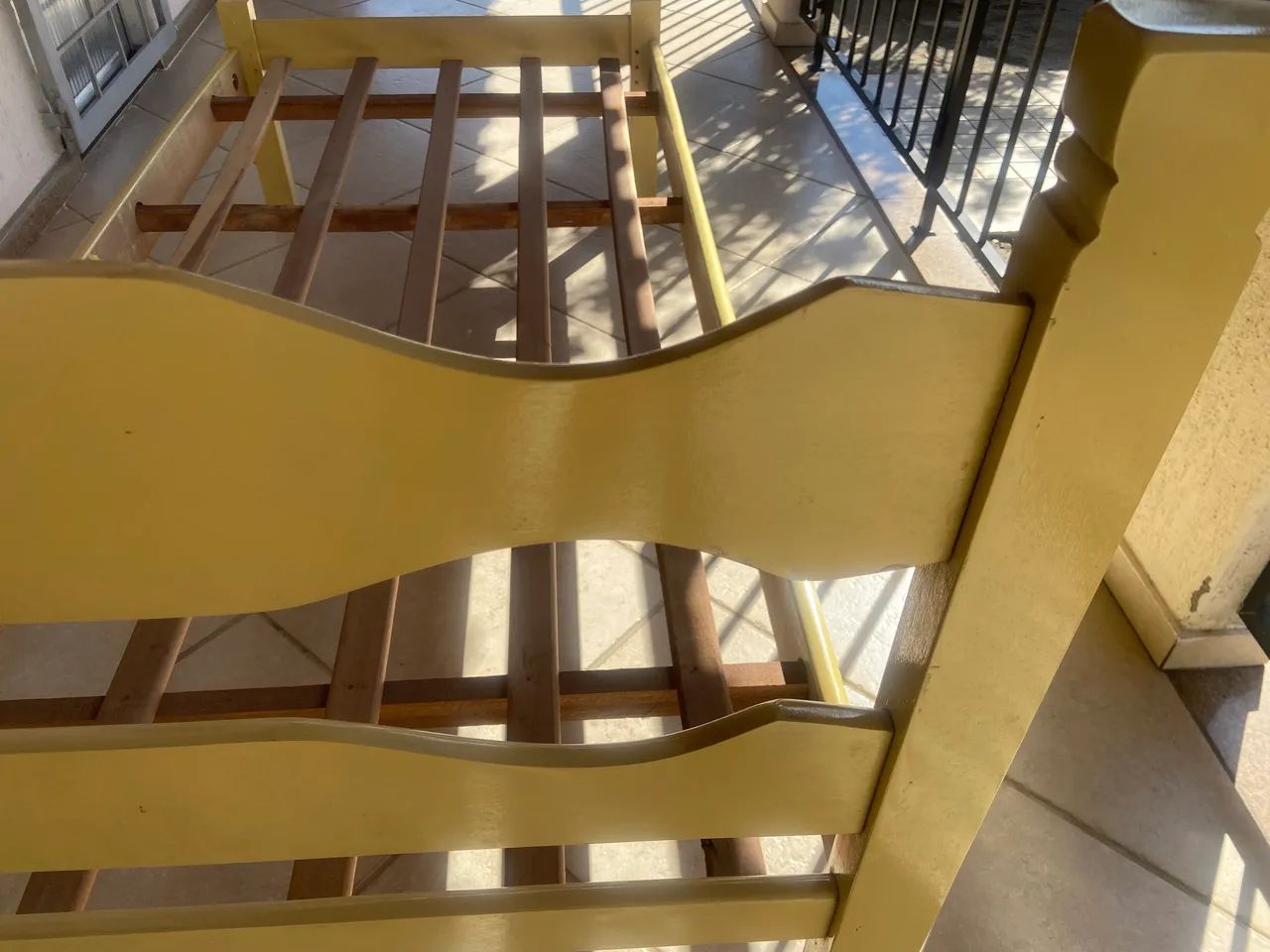 Cama solteiro em madeira , cor creme - Foto 3