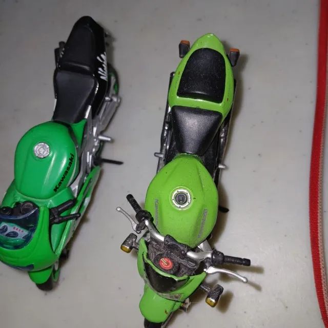 DUAS MINIATURAS DE MOTO KAWASAKI COR VERDE - Foto 4