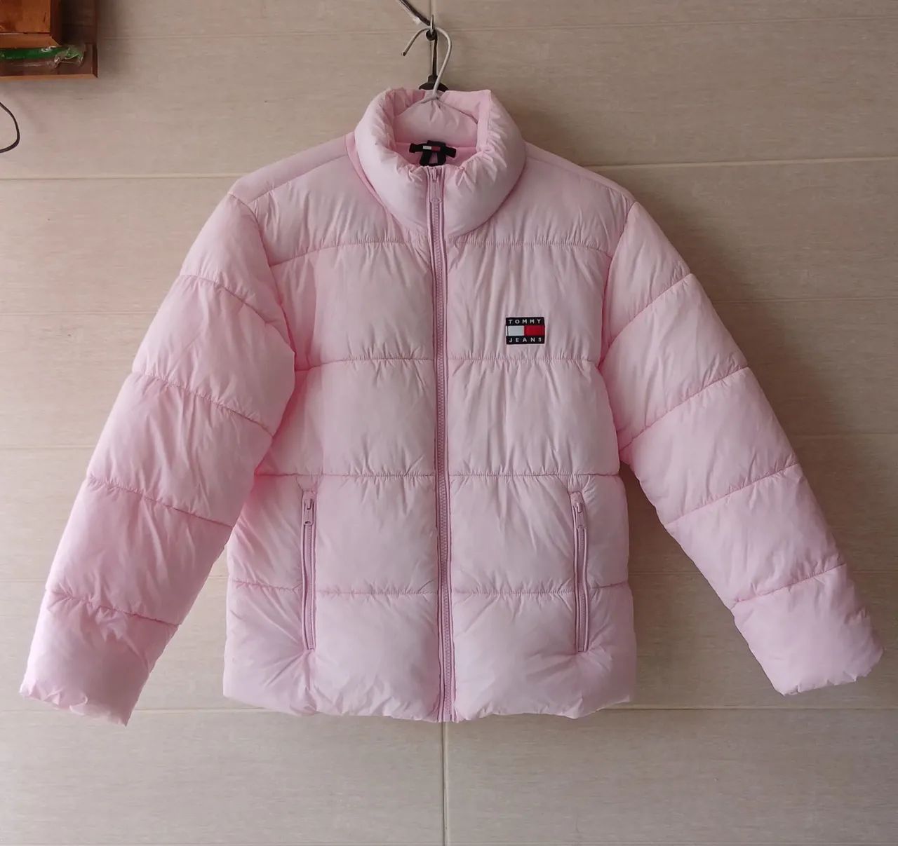 Jaqueta puffer Tommy Jeans rosa - Foto 2