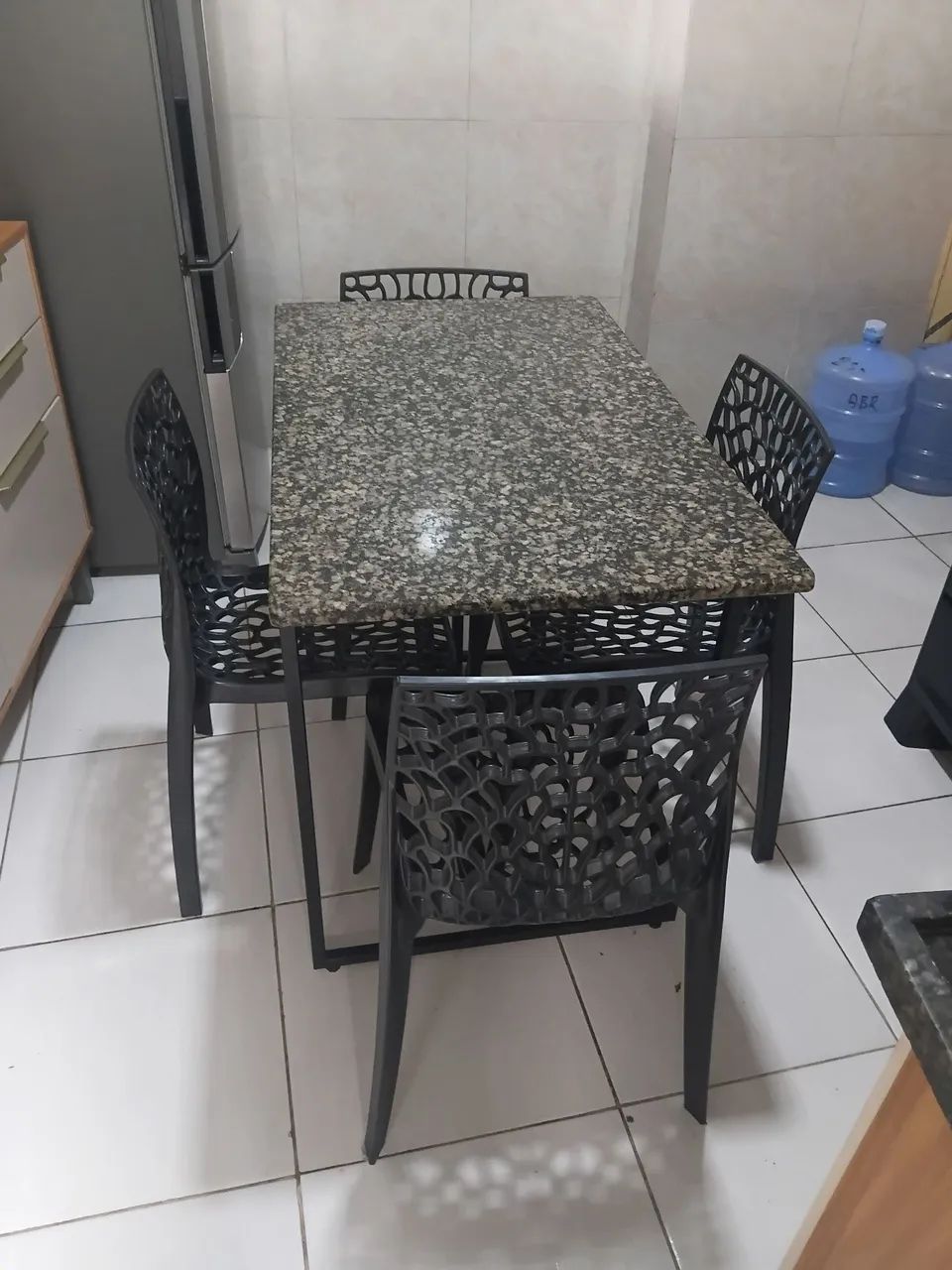 Uma linda mesa de marmore com 4 cadeiras  - Foto 3