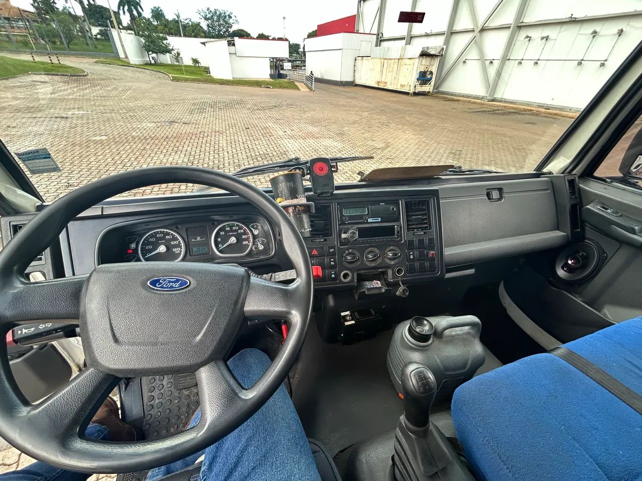 Vendo caminhão Ford cargo 816 baú gancheira  - Foto 9