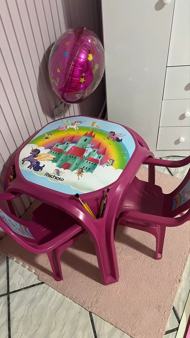 Mesa infantil com 2 cadeiras 