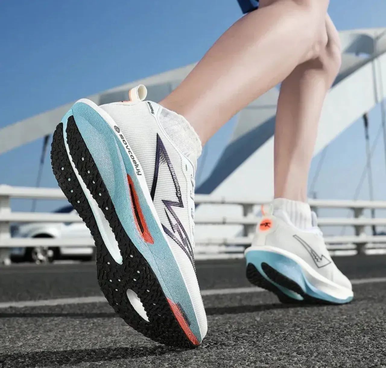 Tênis é um modelo de corrida da marca Sovcoeluy
