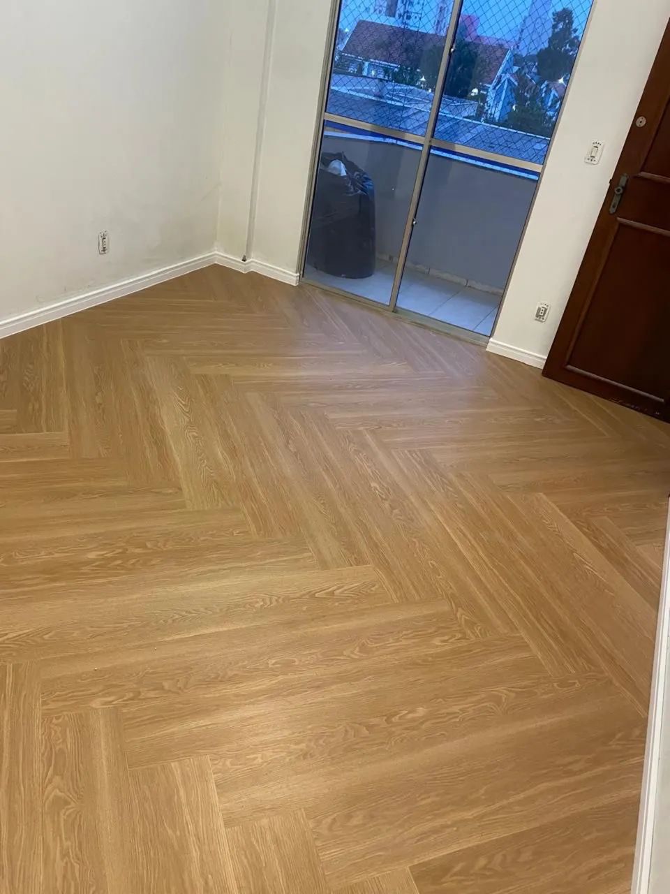 Instalação de piso vinílico + rodapé 