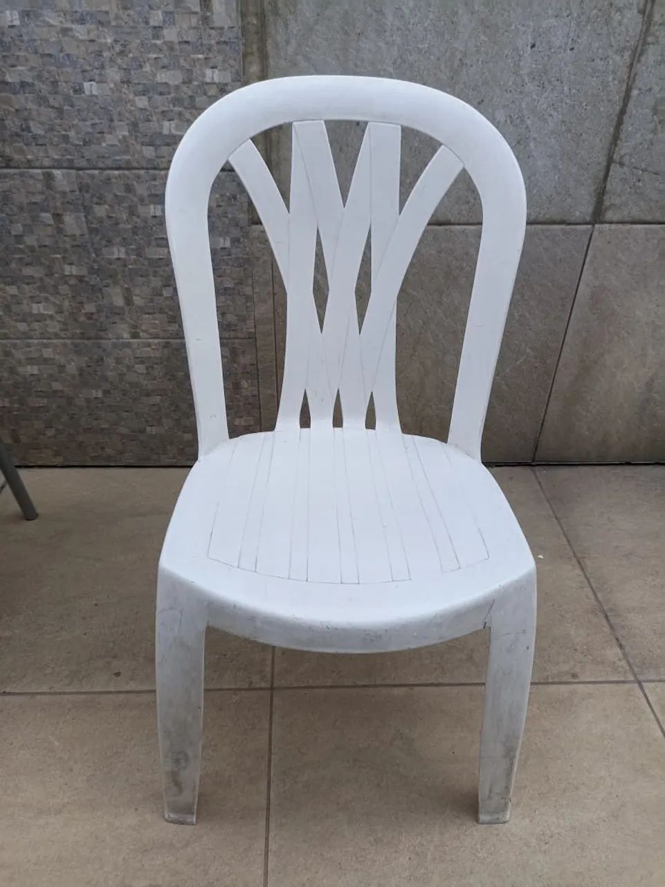 Cadeira branca de plástico 