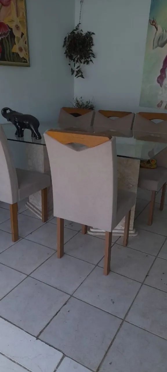 Mesa de vidro com apoio de mármore 
