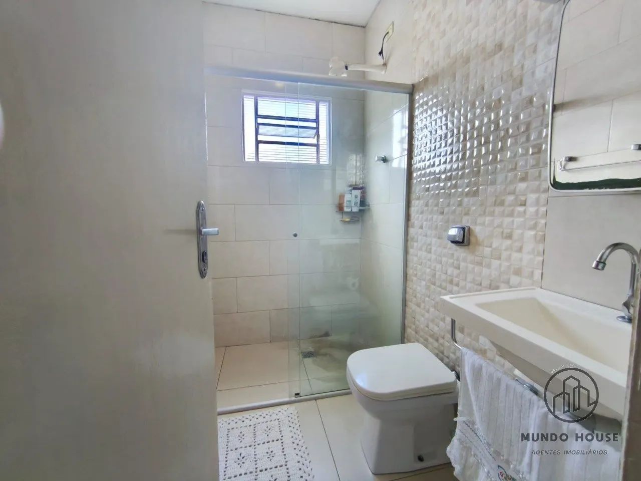 SOBRADO ENORME, COM DUAS CASAS NO FUNDO - Foto 3