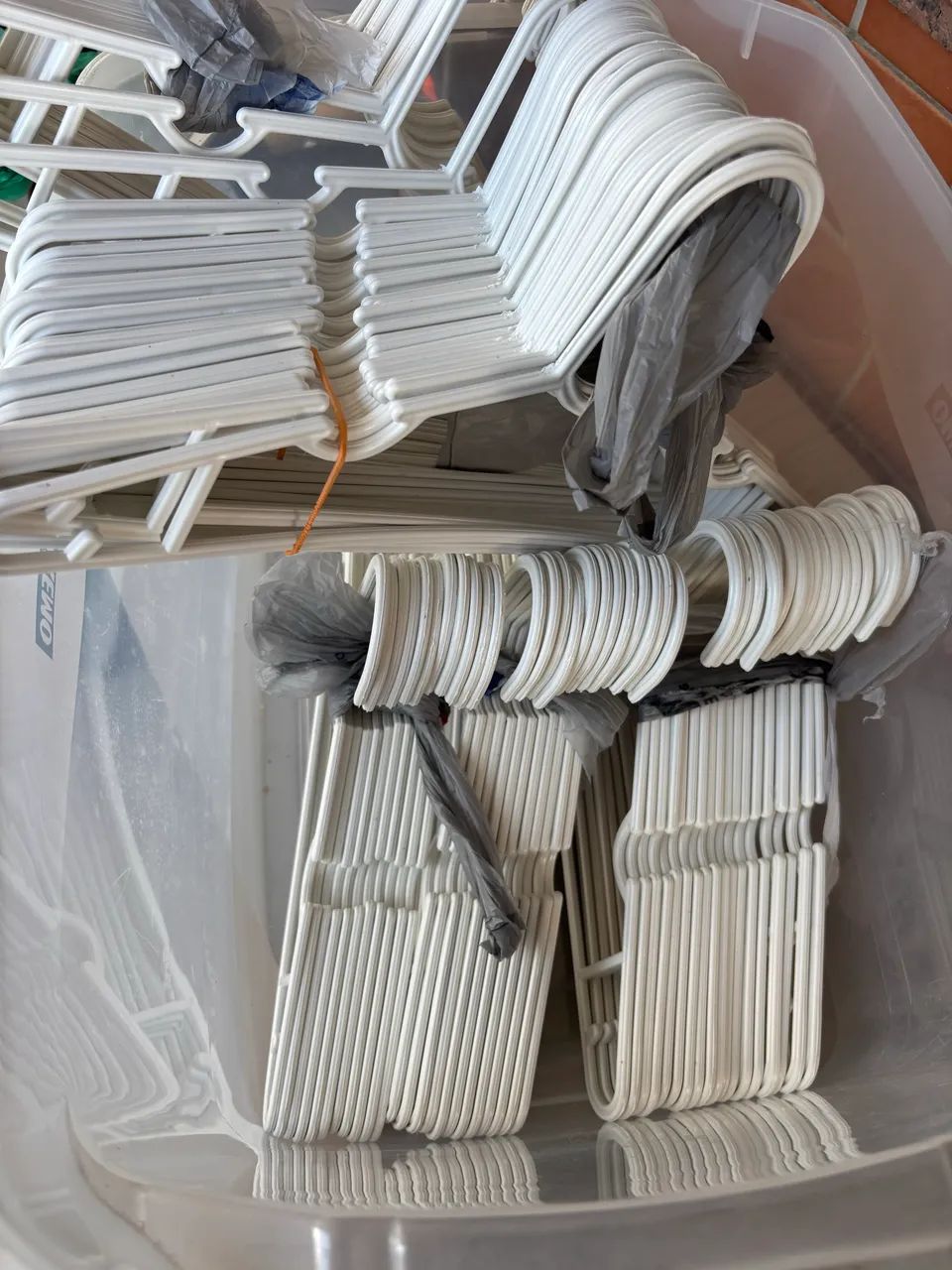 80 cabides branco de plástico  - Foto 3