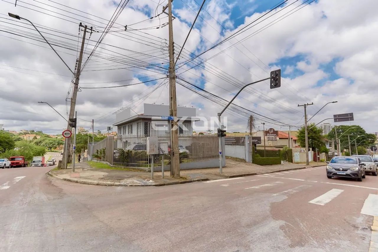 Imóvel de Esquina  Santa Cândida  Excelente Ponto Comercial  Casa com 200M² e Terreno com  - Foto 3