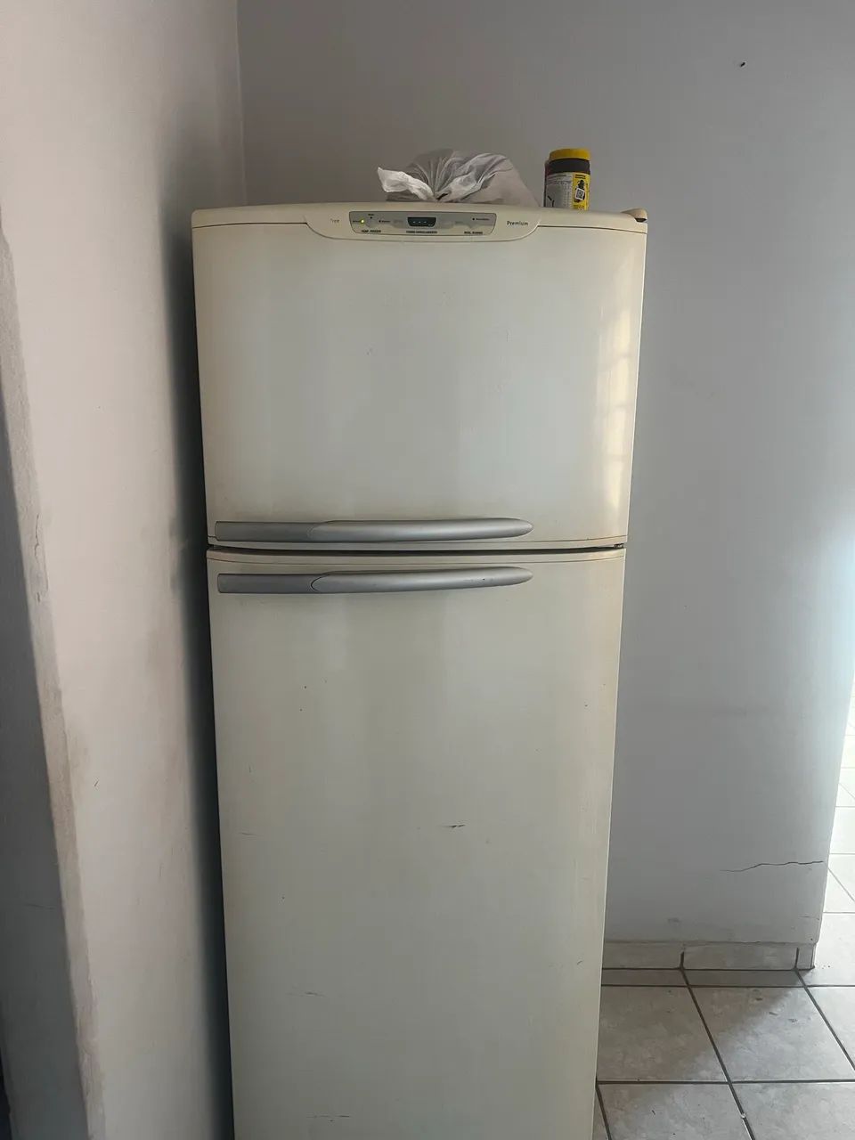 Sofá e geladeira 