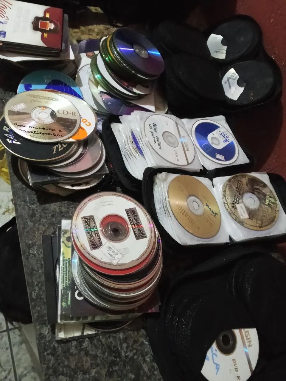 Lote com uns 500 CDs e DVDs diversos pra sair hj - Foto 3