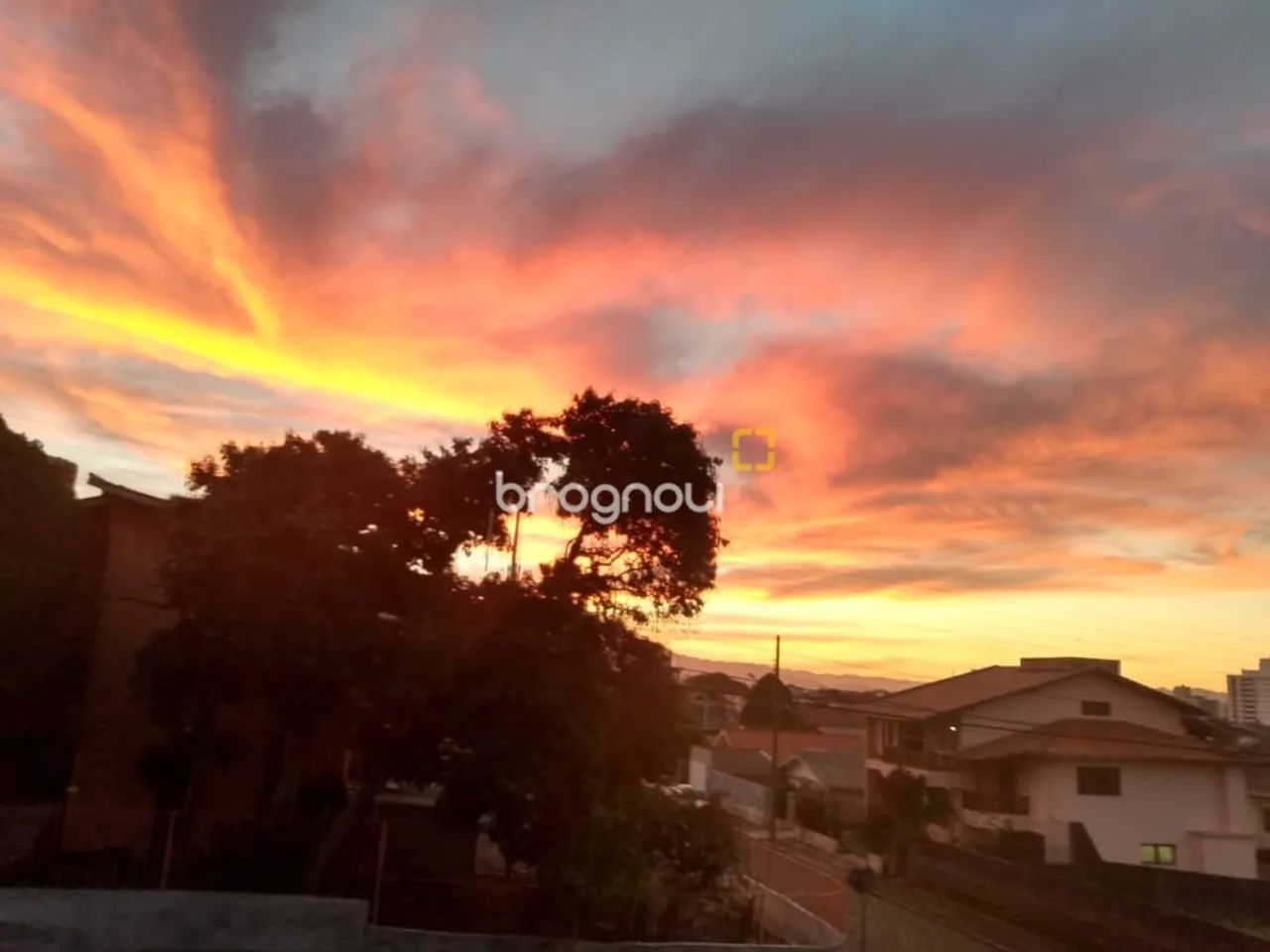 Casa ampla, 4 quartos 1 suíte, 2 vagas de garagem cobertas e edícula com lavanderia no Est - Foto 2