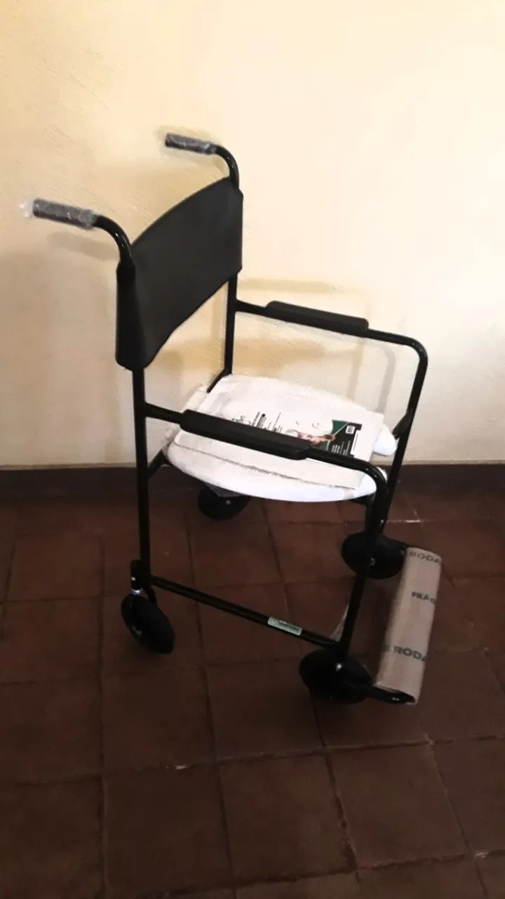 Cadeira de roda para banho nova  - Foto 3