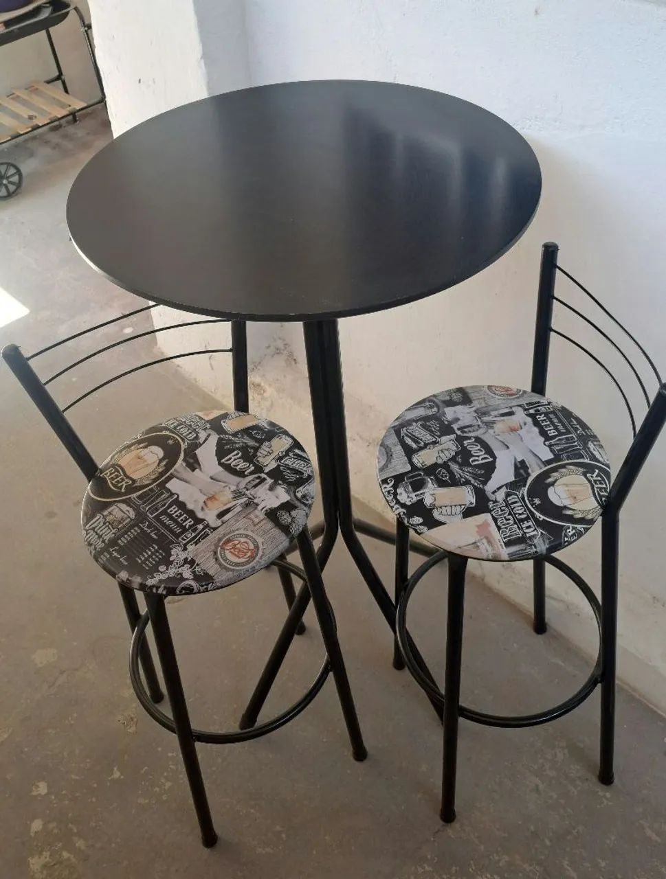 Mesa bistro com 2 cadeiras altas