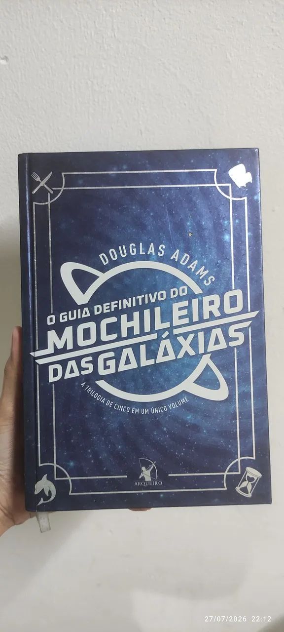 Livro O guia do mochileiro das galáxias Ficção científica, comédia, robôs 