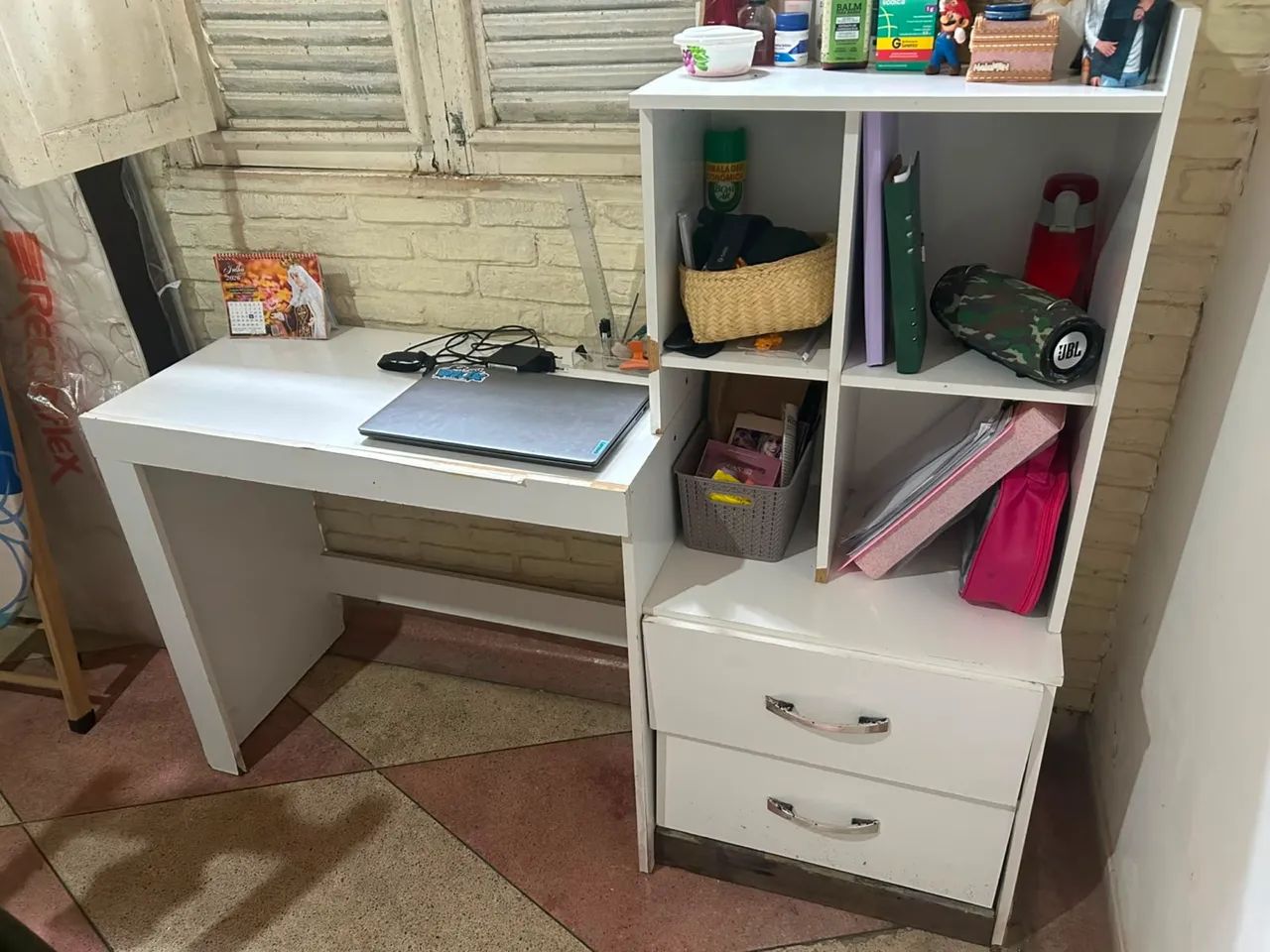 Mesa de estudo com gaveta e nicho
