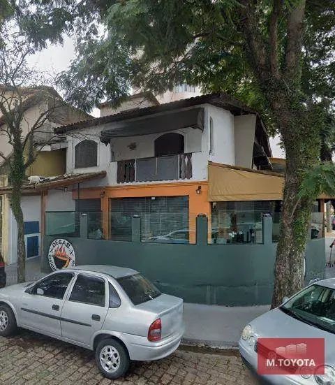 Amplo sobrado com salão comercial, no centro