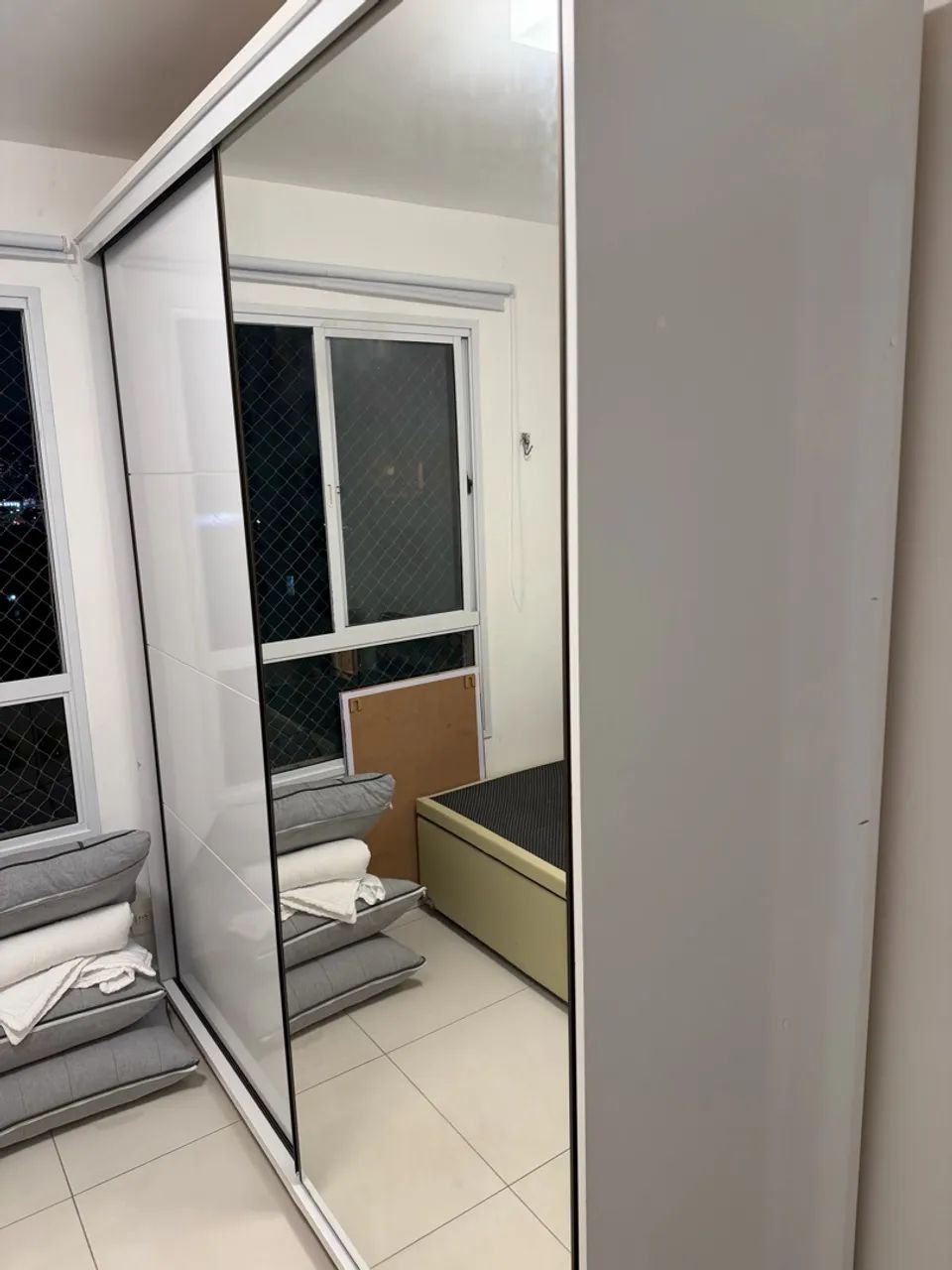 Guarda-roupa branco com portas de correr e espelho