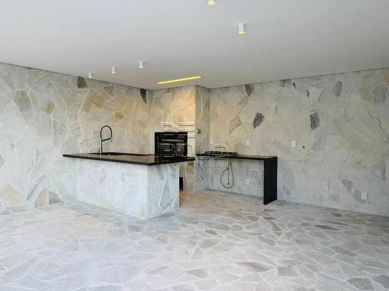 Casa alto padrão totalmente reformada com 5 suítes em Coqueiros - Foto 5