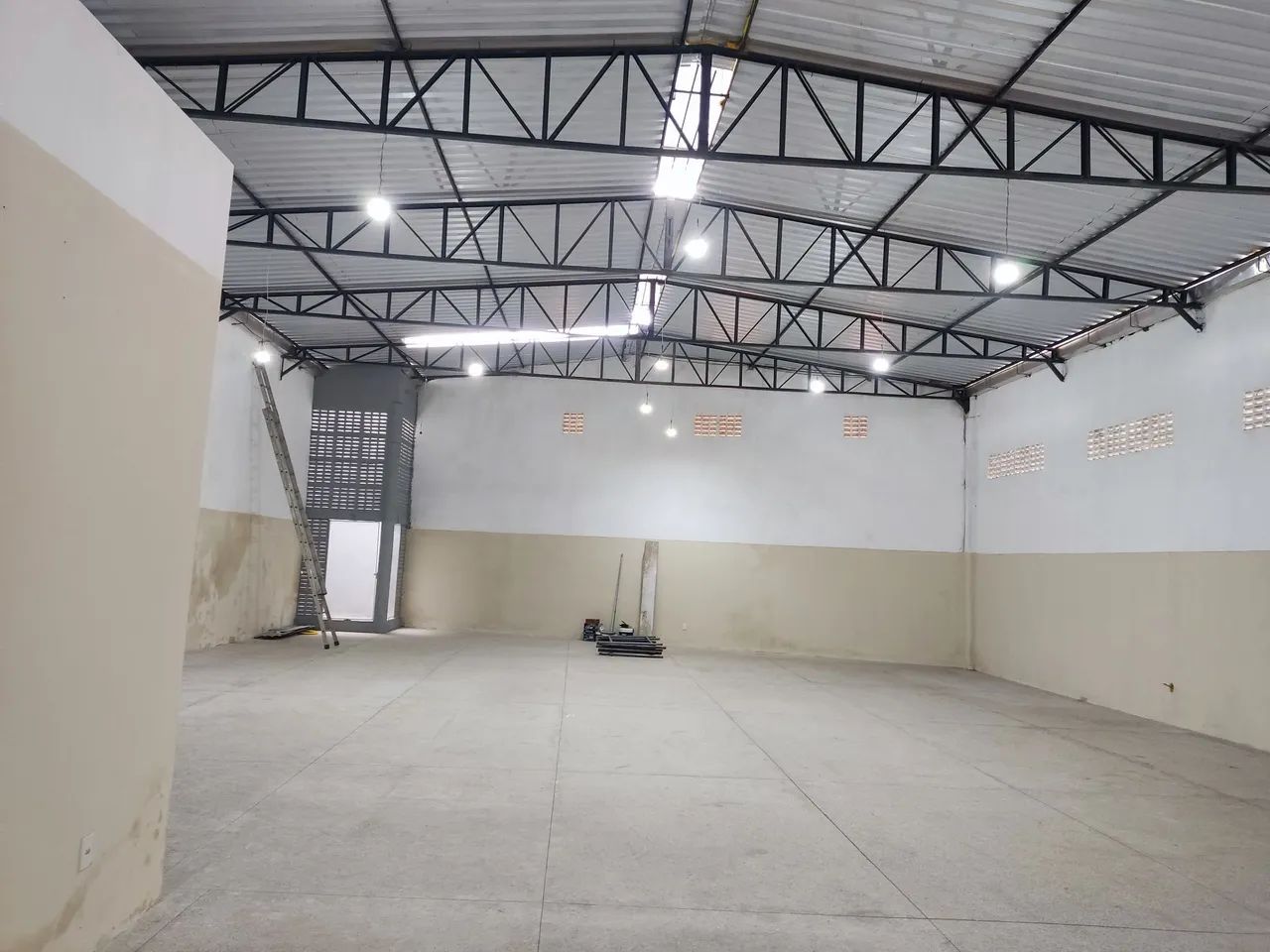 Aluguel do galpão comercial. 