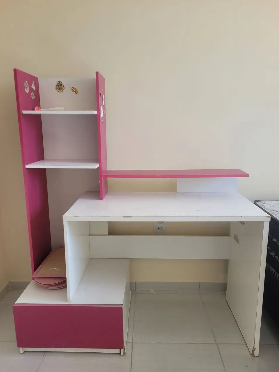 Escrivaninha de cor rosa 