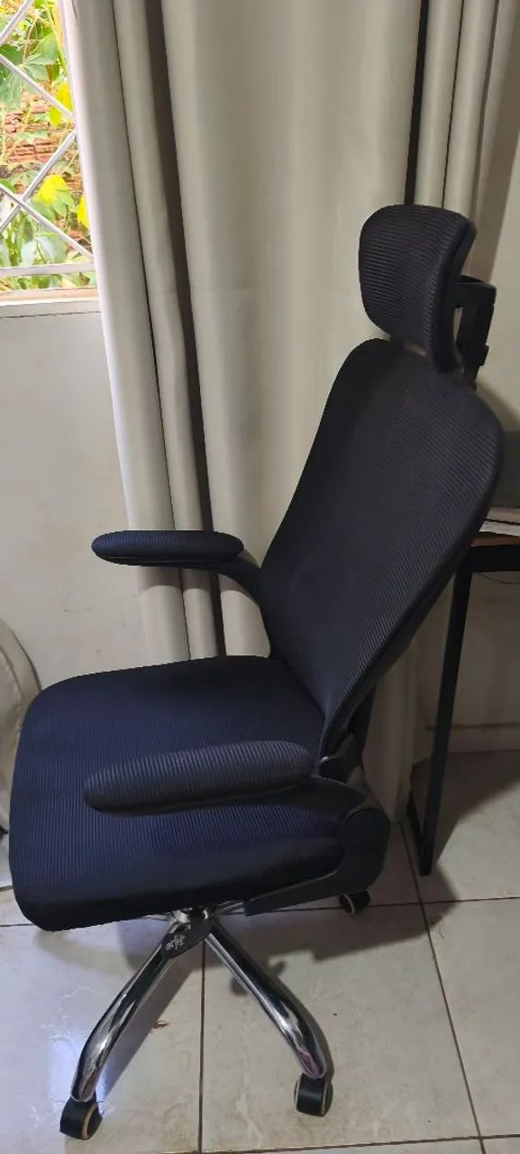 CADEIRA ESCRITORIO COM APOIO PARA CABEÇA E LOMBAR , BASE CROMADA 