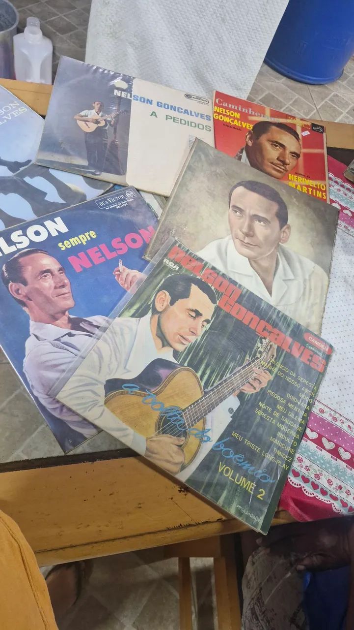 Coletando de disco de vinil do cantos Nelson Gonçalves 