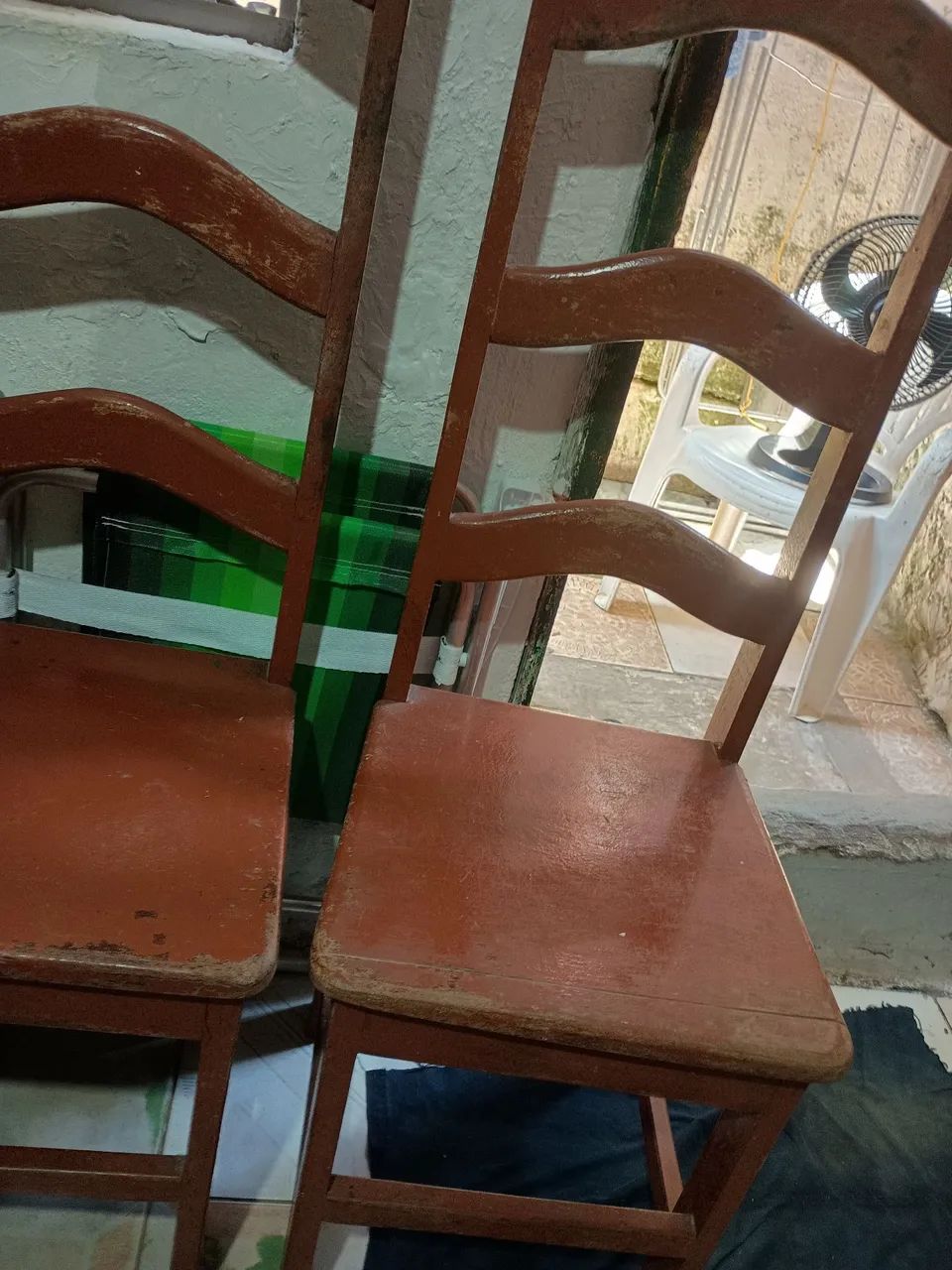 Duas cadeiras de madeira em ótimo estado  - Foto 2