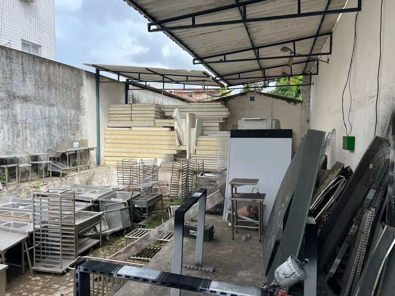 Galpão com 800 m2, PD 6 m, 1 doca, 1 vaga pra caminhão na lateral - Foto 4
