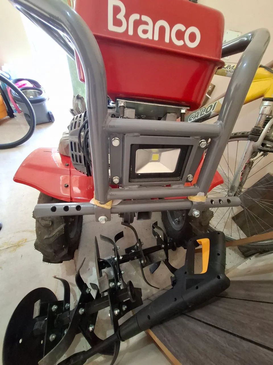 Vende-se tratorito. 