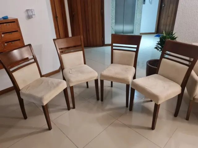 Vendo Quatros Cadeiras e Dois Tapetes grandes