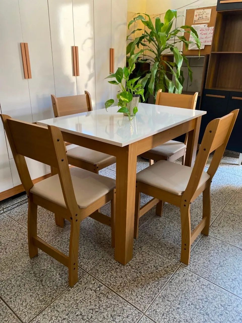 Jogo de Mesa com 4 Cadeiras Estofadas Nova - Foto 2