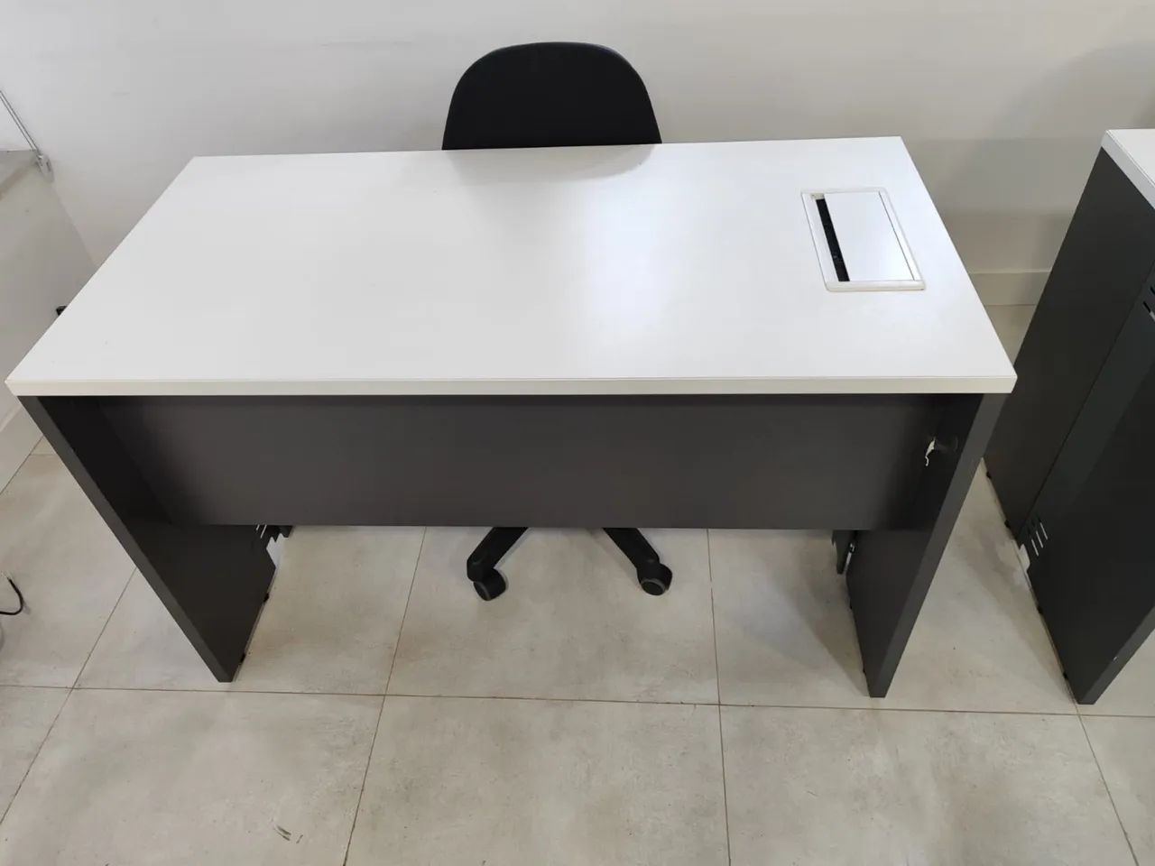 Mesa para Escritório 100x60 cm | Com Tomadas Embutidas e Passa-Fios | R$ 250 - Foto 4