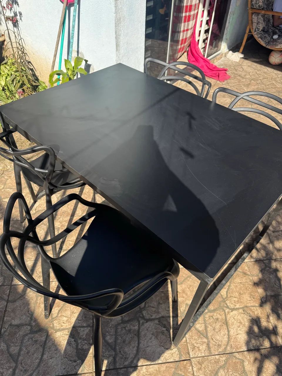 Mesa de jantar preta, 4 cadeiras