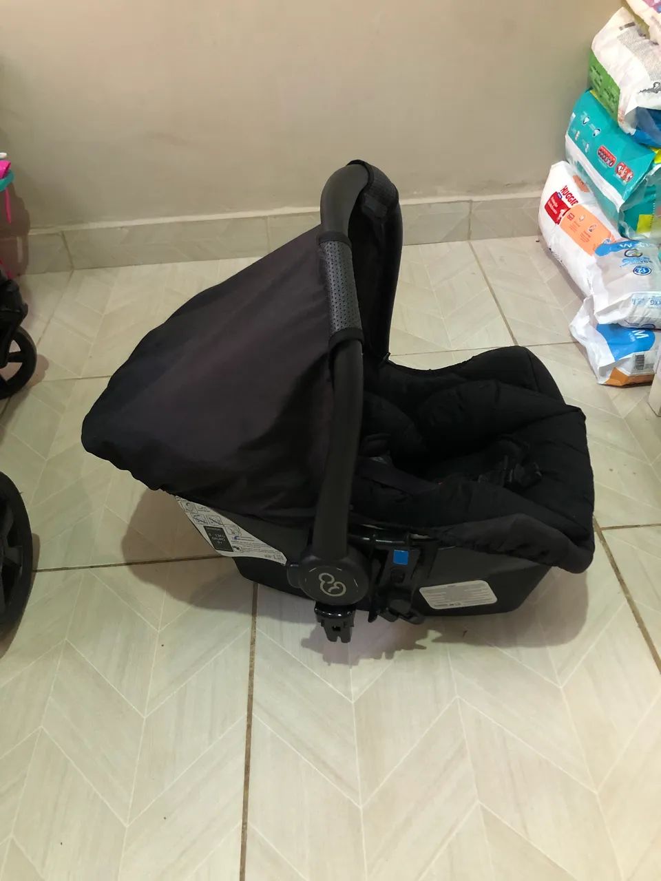 Vendo carrinho de bebê com bebê conforto  - Foto 4