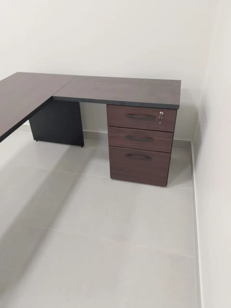 Mesa de escritório em L