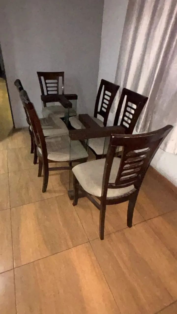 Mesa da Tok&Stok sabe de madeira e tampo temperado de vidro. - Foto 5
