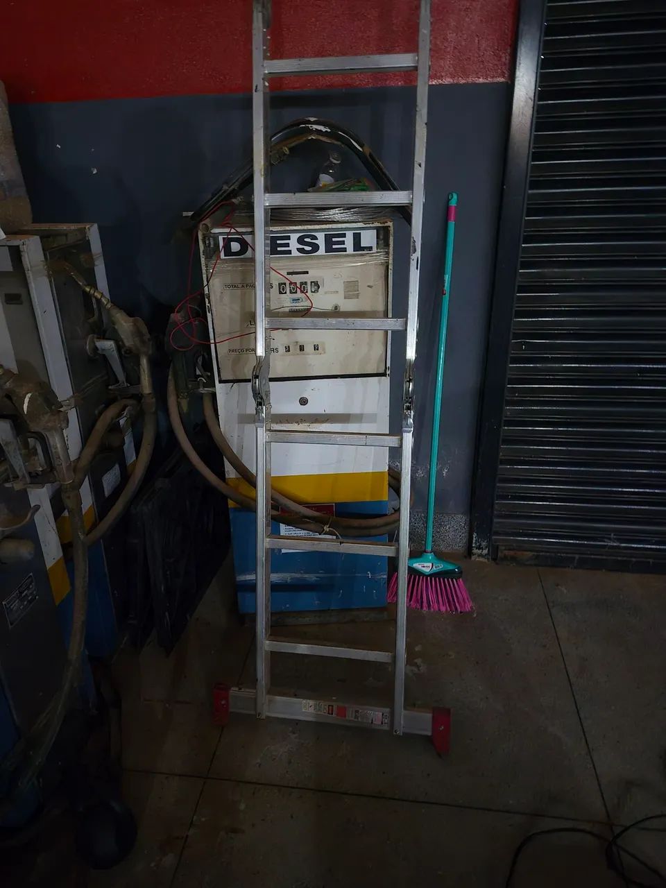 BOMBA DE COMBUSTÍVEL ANTIGA