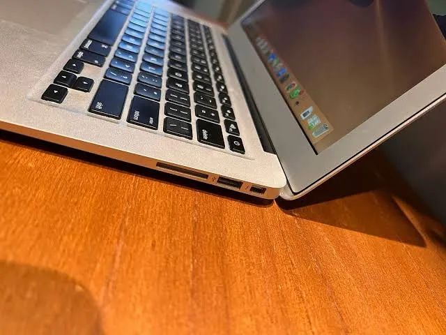 MacBook Air 13" (2015) - Modelo A1466 - Intel Core i5, 8GB RAM, 128GB SSD - Foto 2