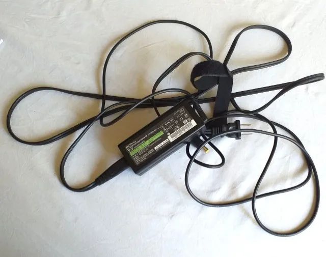 Fonte de energia marca Sony para linha Vaio. Nova.