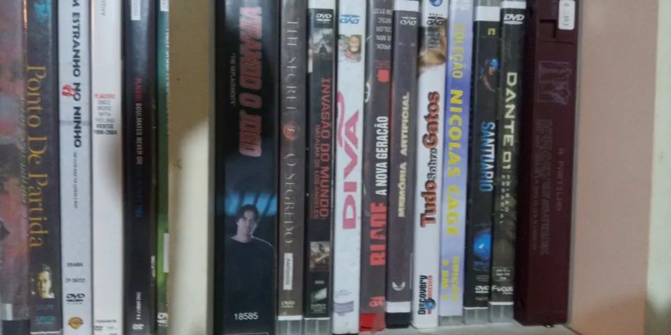 Lote de Fitas VHS e DVDs