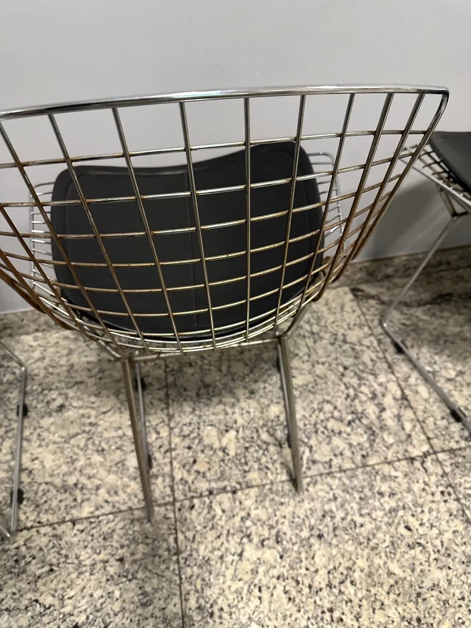 Cadeiras em ferro com assento em couro preto  - Foto 3