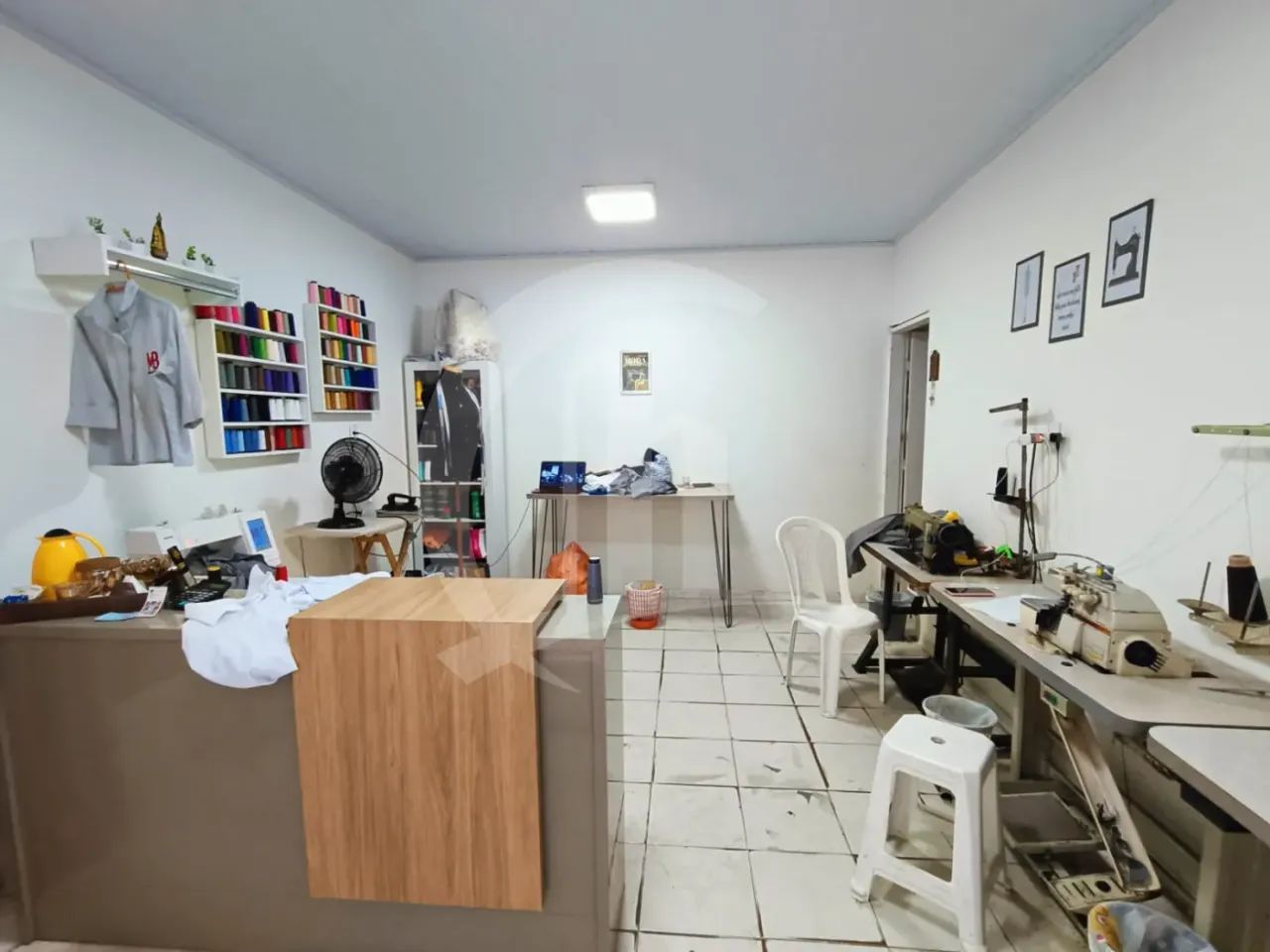 Casa com três quartos, excelente para ponto comercial, na avenida principal do Augusto Fra - Foto 8