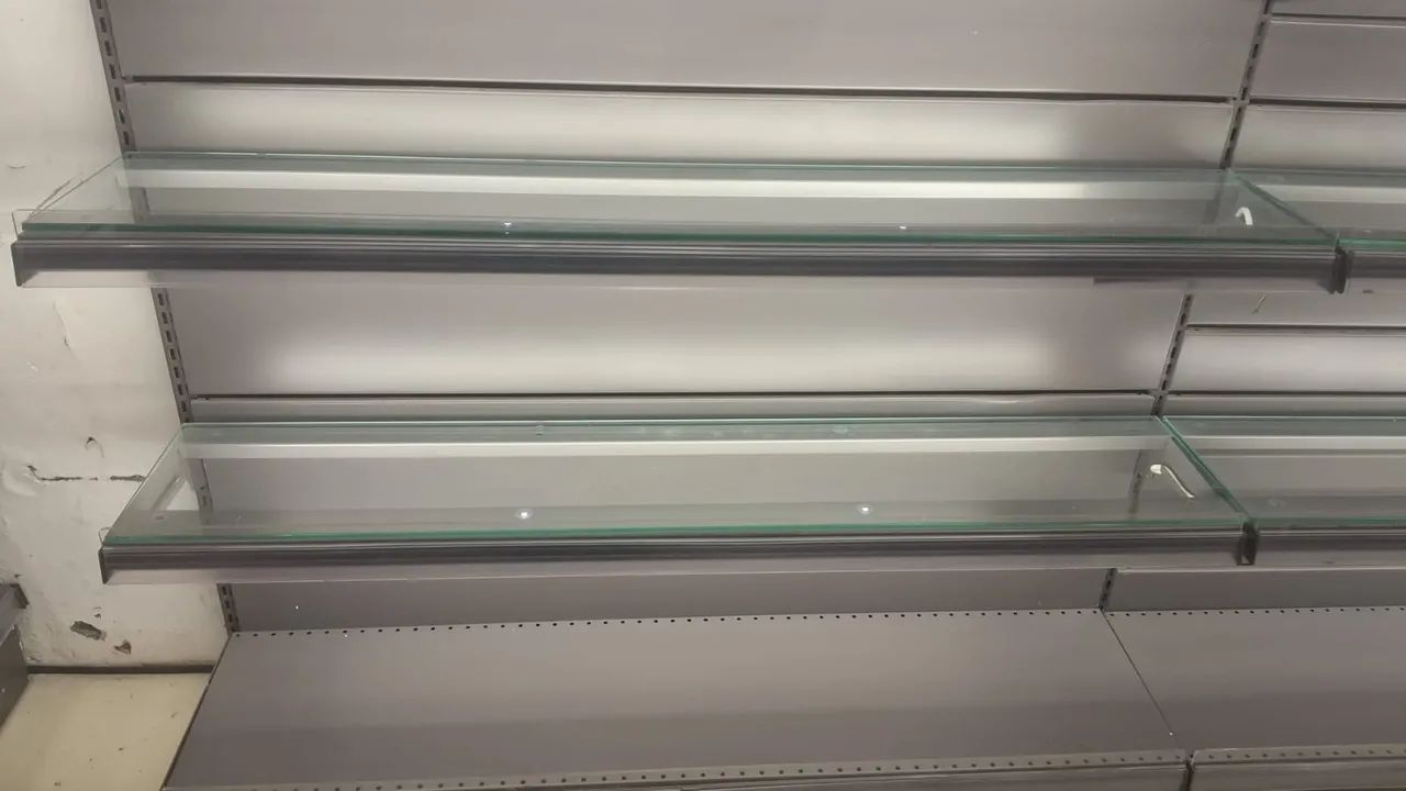 Gôndolas Premium Fast/Ariam com prateleiras de vidro iluminadas - Foto 3