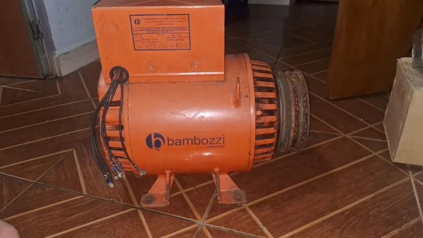 Gerador Bambozzi 12,5 kVA Trifásico 127/220V 1800RPM Seminovo - Foto 2