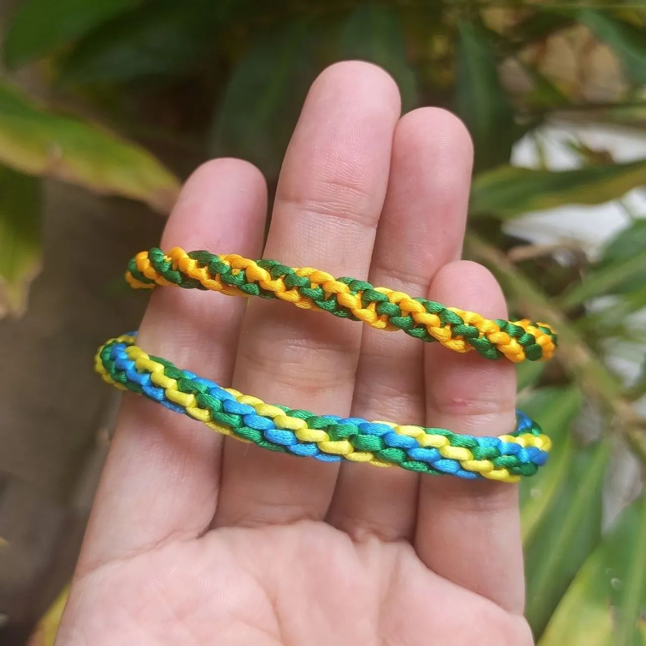Pulseira macrame tubular cores do Brasil  - Foto 2