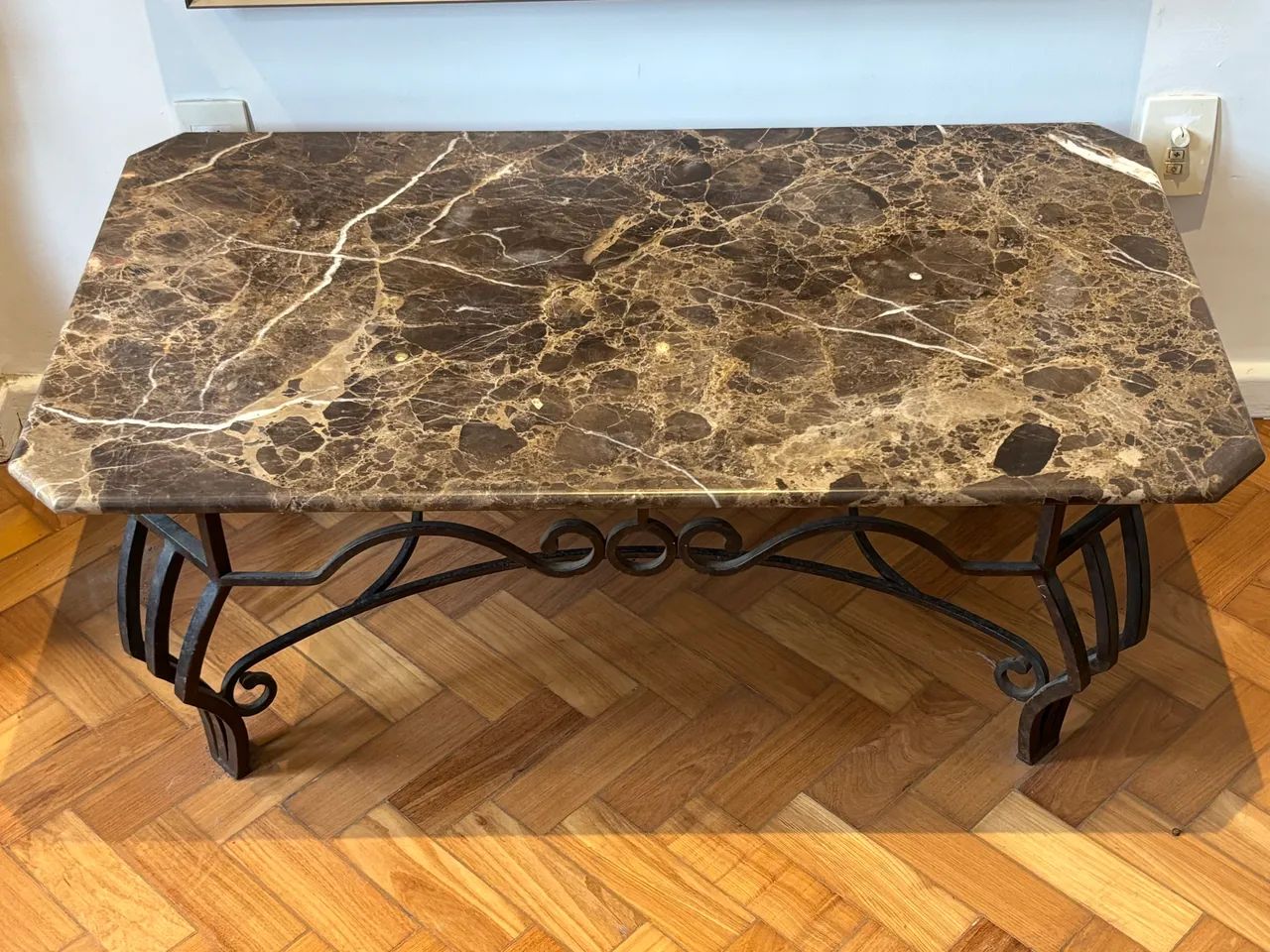 Mesa de centro base em ferro e tapo em mármore marrom imperial - Foto 3