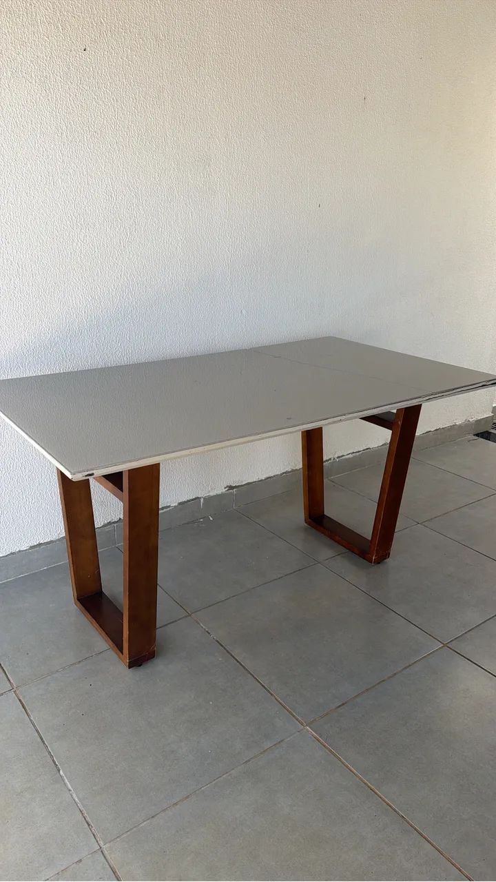 Mesa de jantar sem as cadeiras 